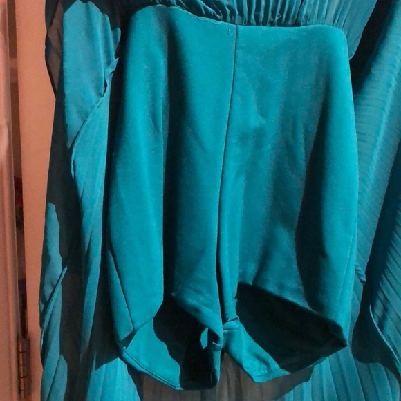 Sexy yet elegant Gown BEBE - Picture 4 of 7